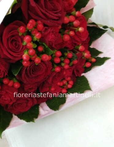 Bouquet di 9 rose rosse e hiperico