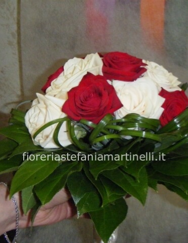 Bouquet di 12 rose rosse e bianche bocciolo grande
