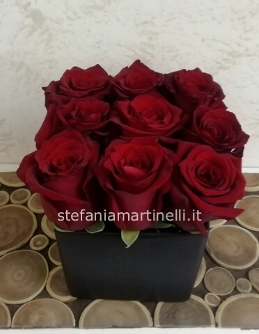 Cubo ceramica con 9 rose rosse
